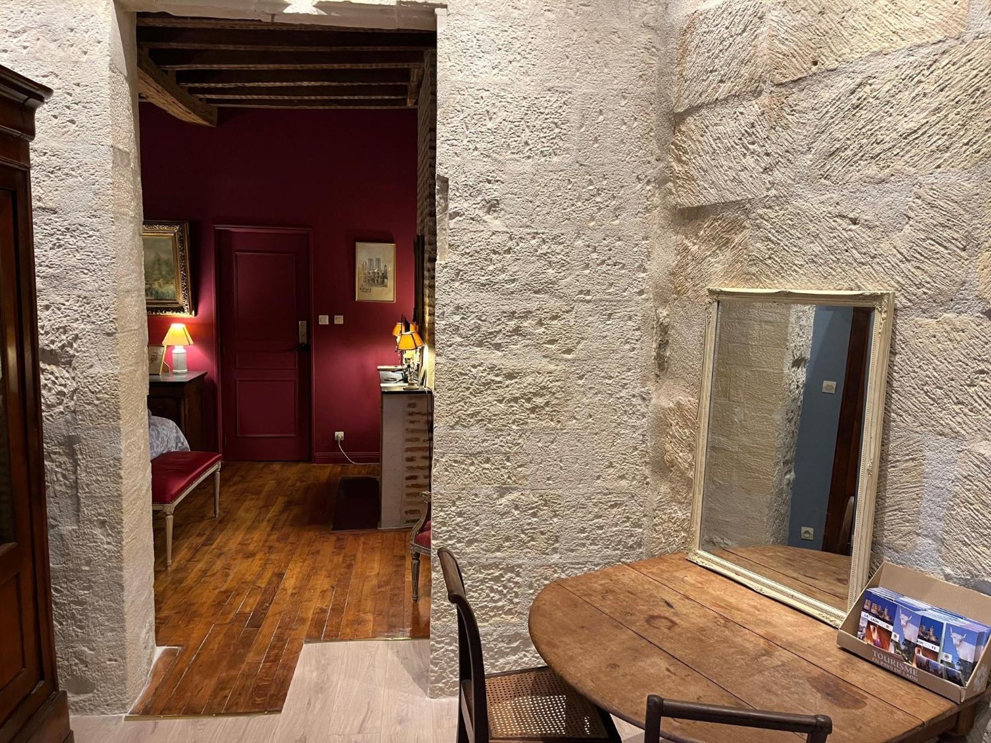 Ferienwohnung Le Refuge Des Cordeliers Laon Zimmer foto